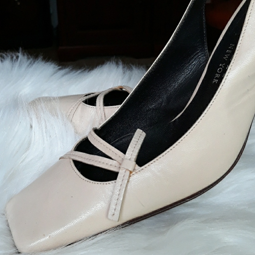 Anne Klein Beige Leather Heels - Picture 3 of 8
